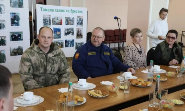 Олег Мельниченко в Тамале встретился с волонтерами, помогающими бойцам СВО