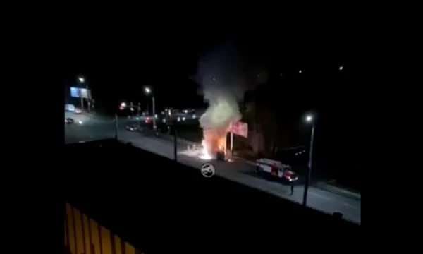 В Пензе на перекрестке улиц Мира и Окружной сгорела иномарка